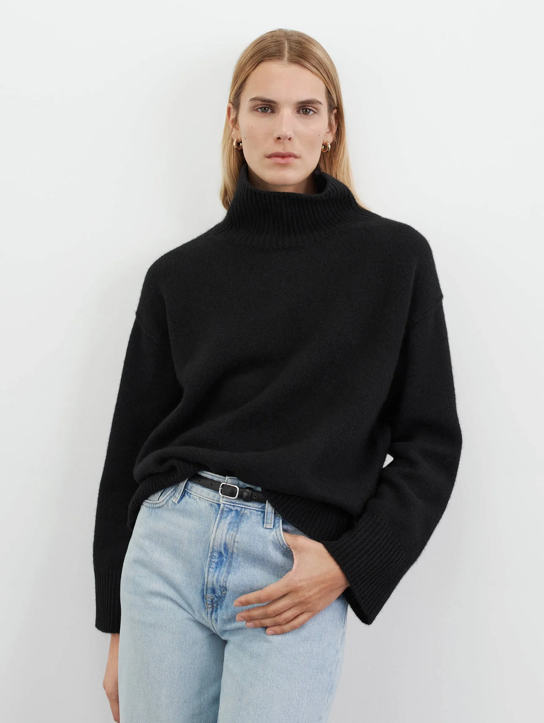 Boyfriend Cashmere Turtleneck in Black